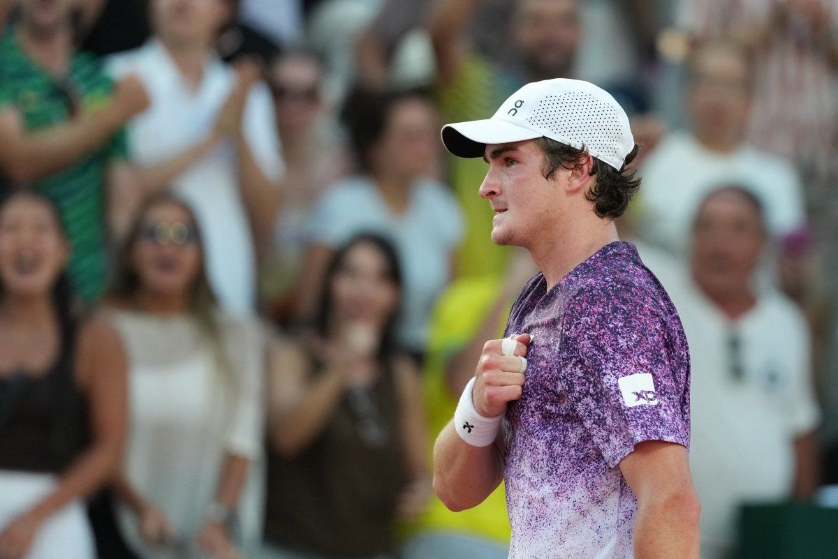 João Fonseca celebrando vitória em Roland Garros