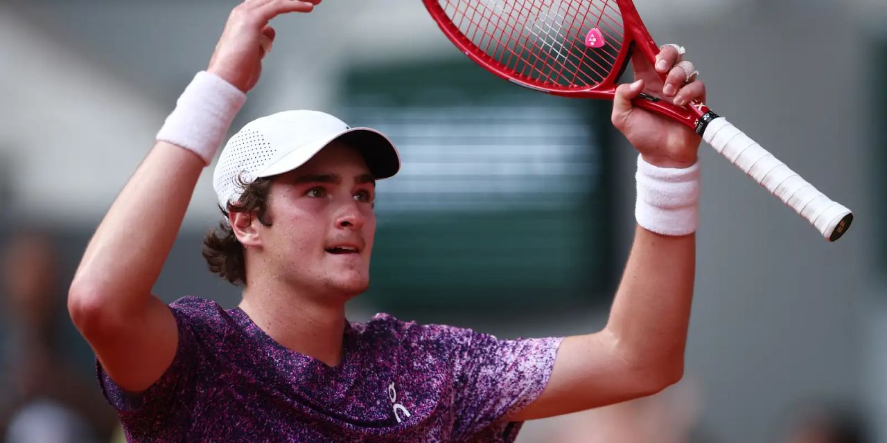 João Fonseca comemorando ponto decisivo em Roland Garros