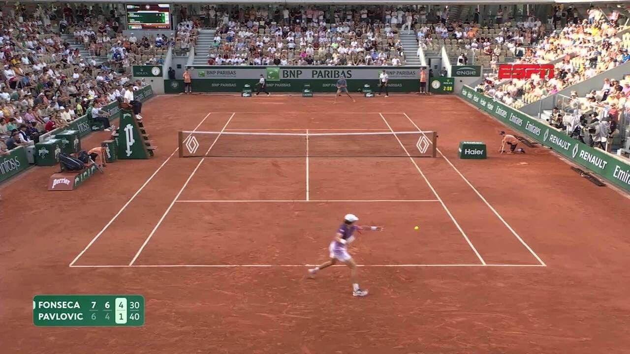 João Fonseca celebra ponto durante partida em Roland Garros