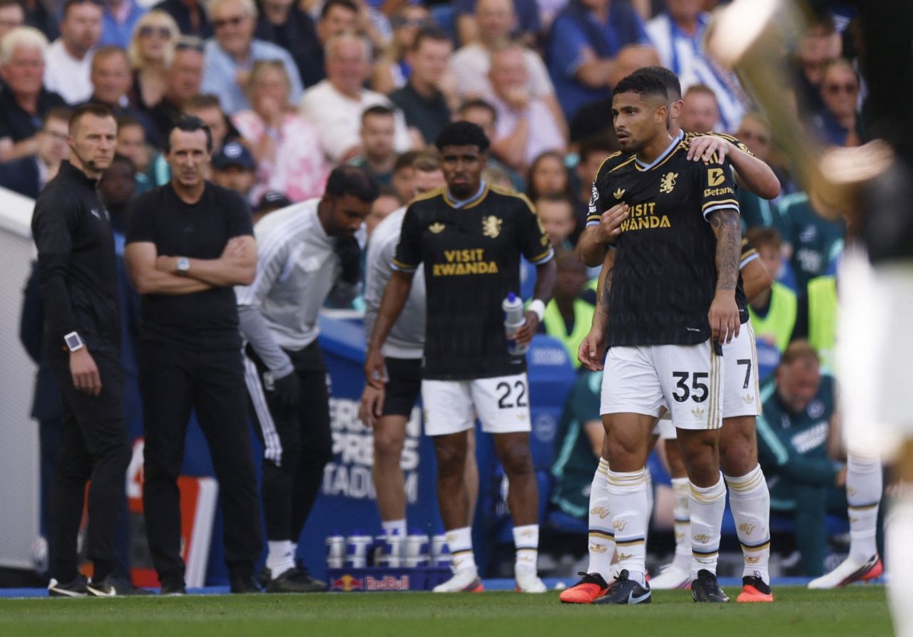 João Gomes expulso durante Brighton x Aston Villa