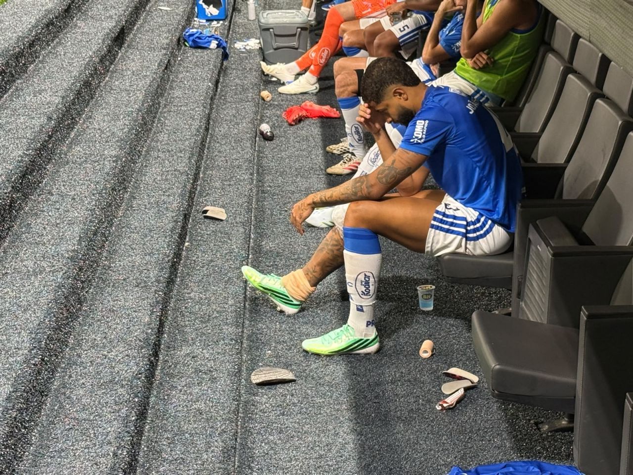 João Marcelo com dor no joelho durante jogo