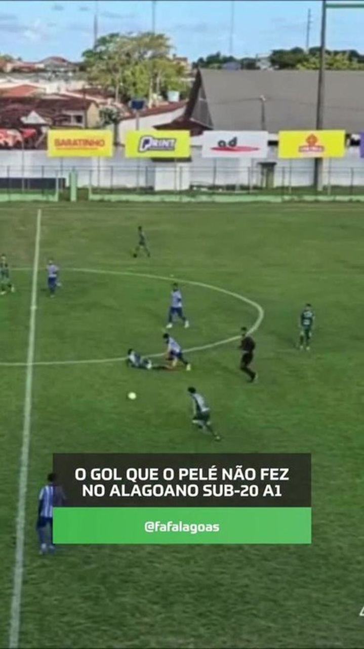 João Matheus chutando do meio-campo