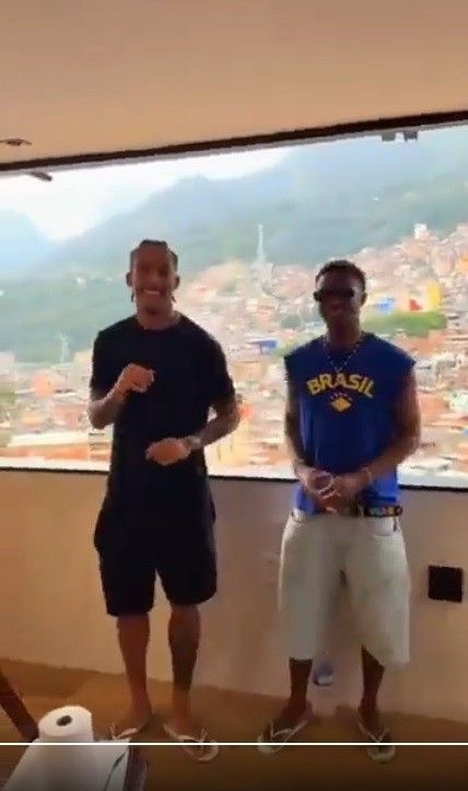 João Pedro e Ansu Fati dançando em comunidade no Rio