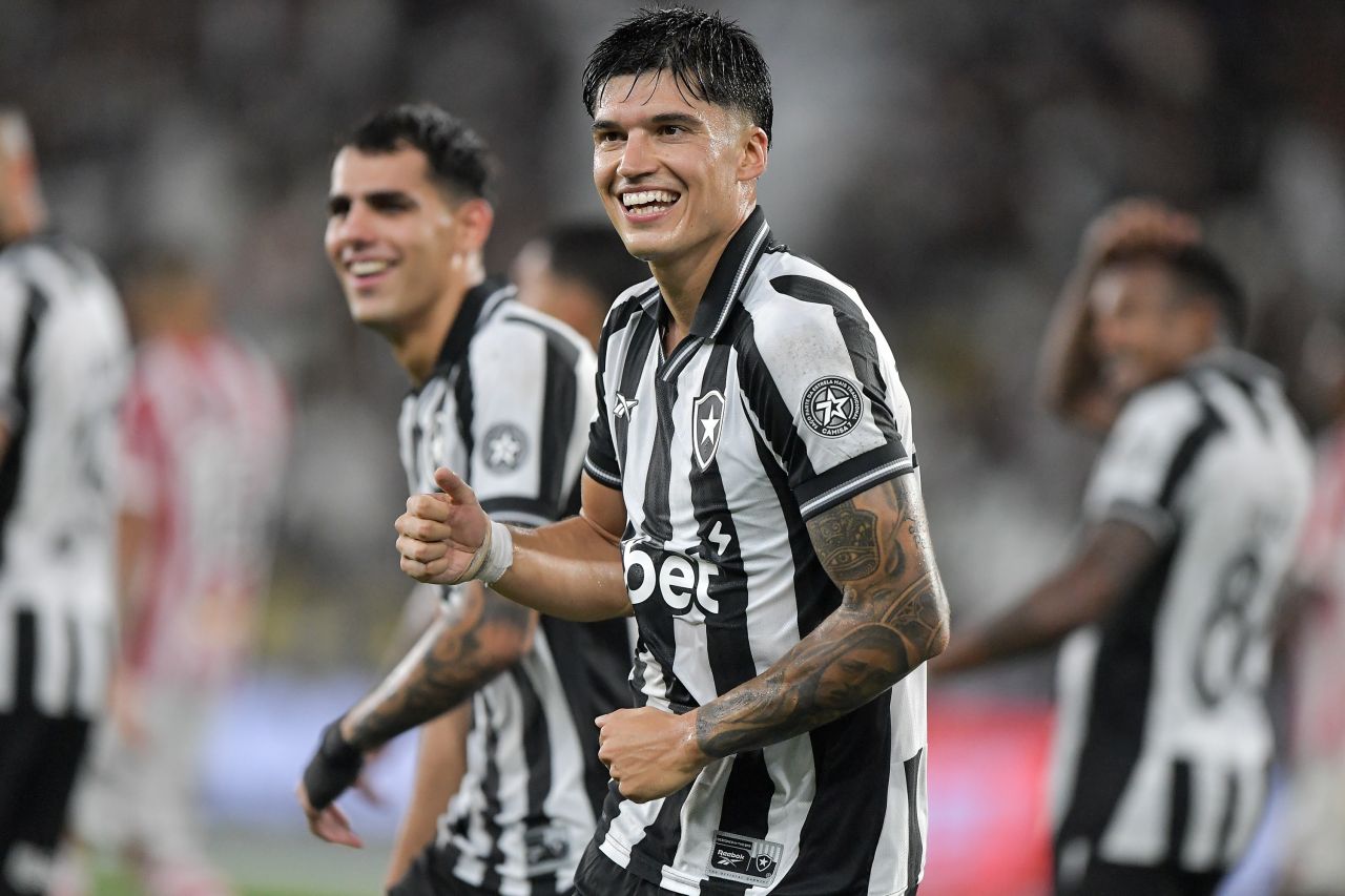 Joaquín Correa com a camisa do Estudiantes