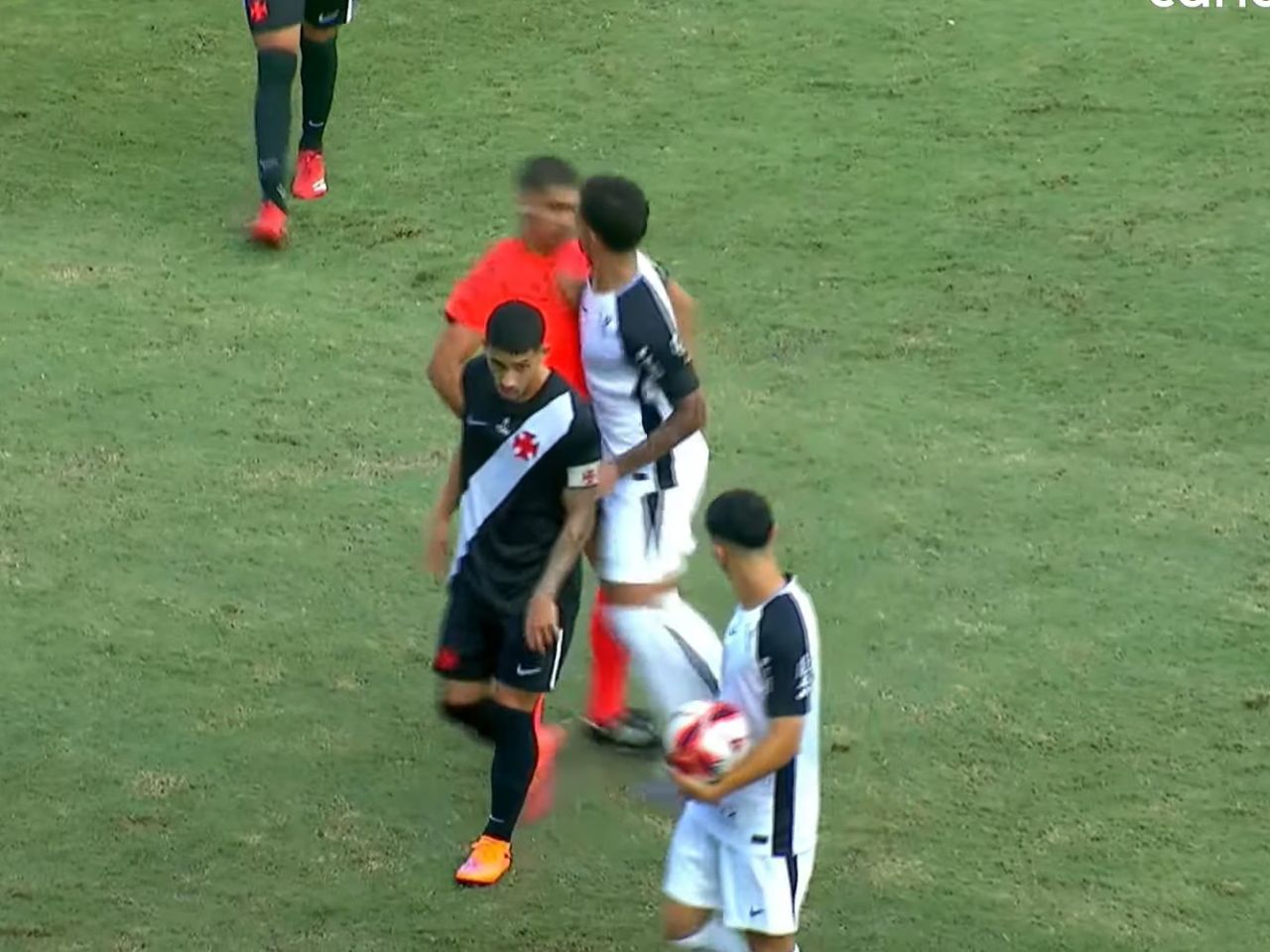 Luiz Gustavo Bahia em confronto com o árbitro durante partida Sub-20