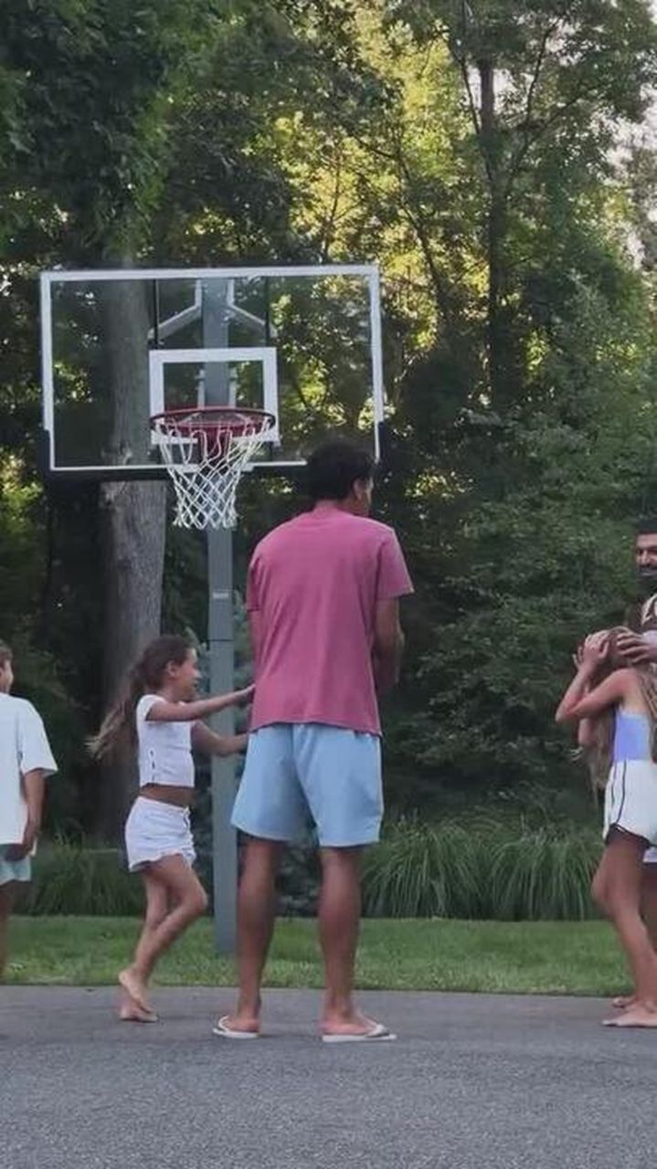 Marquinhos com os filhos na piscina durante folga nos EUA