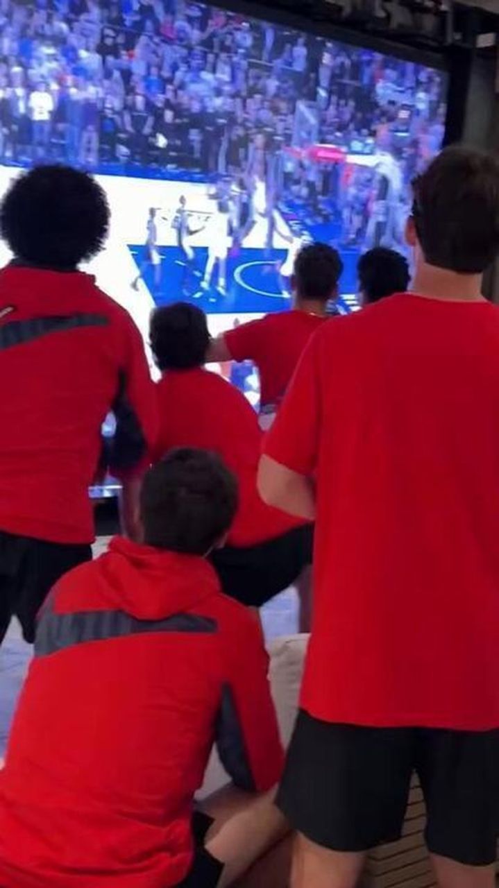 Jogadores da seleção dos EUA vibrando durante transmissão