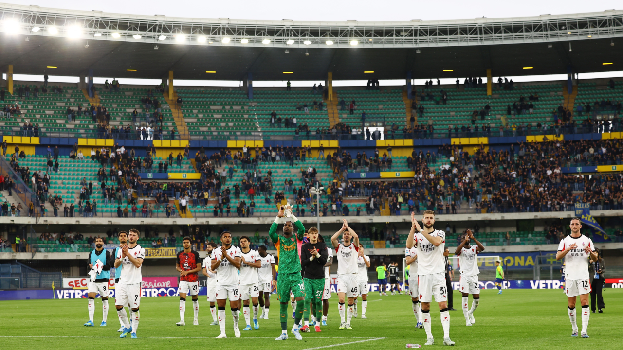 Jogadores da Inter e do Milan durante partida no San Siro