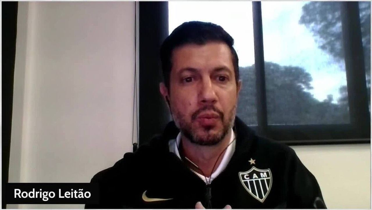 Jogadores do Atlético treinando durante as férias