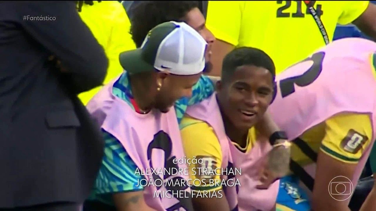 Endrick conversa com Neymar no banco durante Brasil x Marrocos