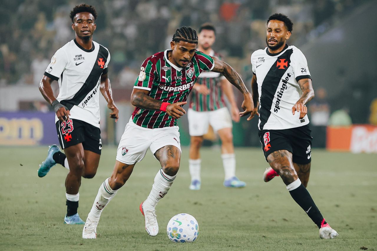 John Kennedy segurando o joelho após dividida no clássico Fluminense x Vasco