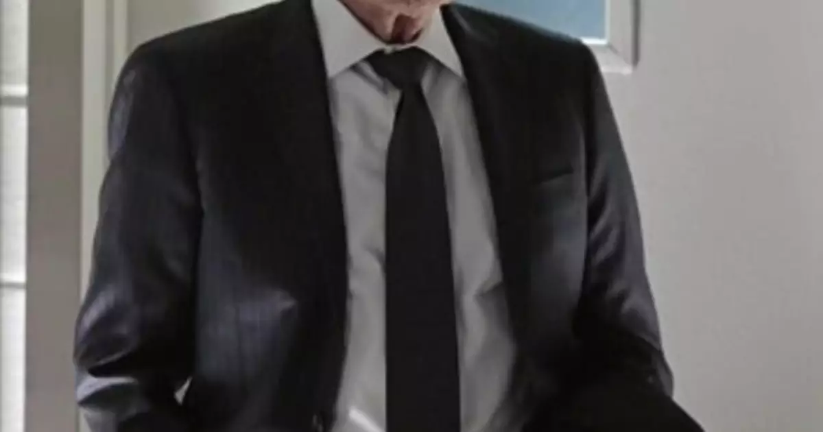 John Nolan em cena no filme Batman