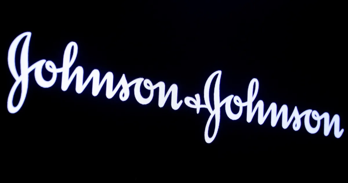 Logotipo da Johnson & Johnson em fachada de prédio corporativo