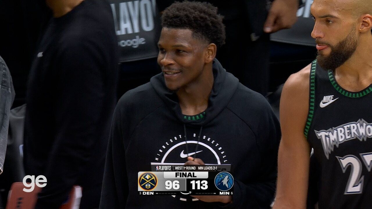 Nikola Jokic confrontando adversário durante partida