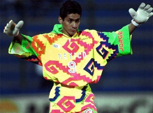 Jorge Campos com uniforme colorido