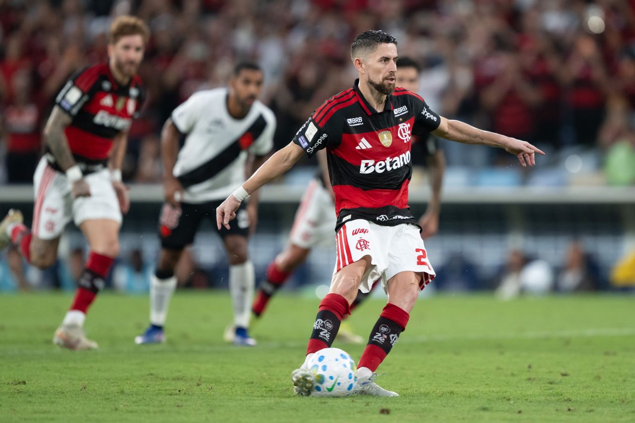 Jorginho cobrando pênalti com expressão concentrada