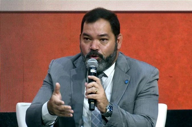 Professor César Alexandre Marinho dos Santos participa de painel sobre jornada 6x1