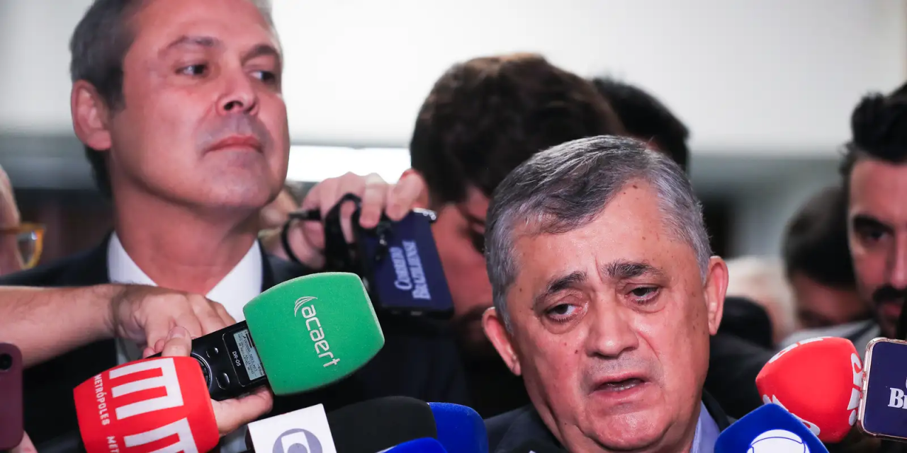 José Guimarães falando com jornalistas em café da manhã