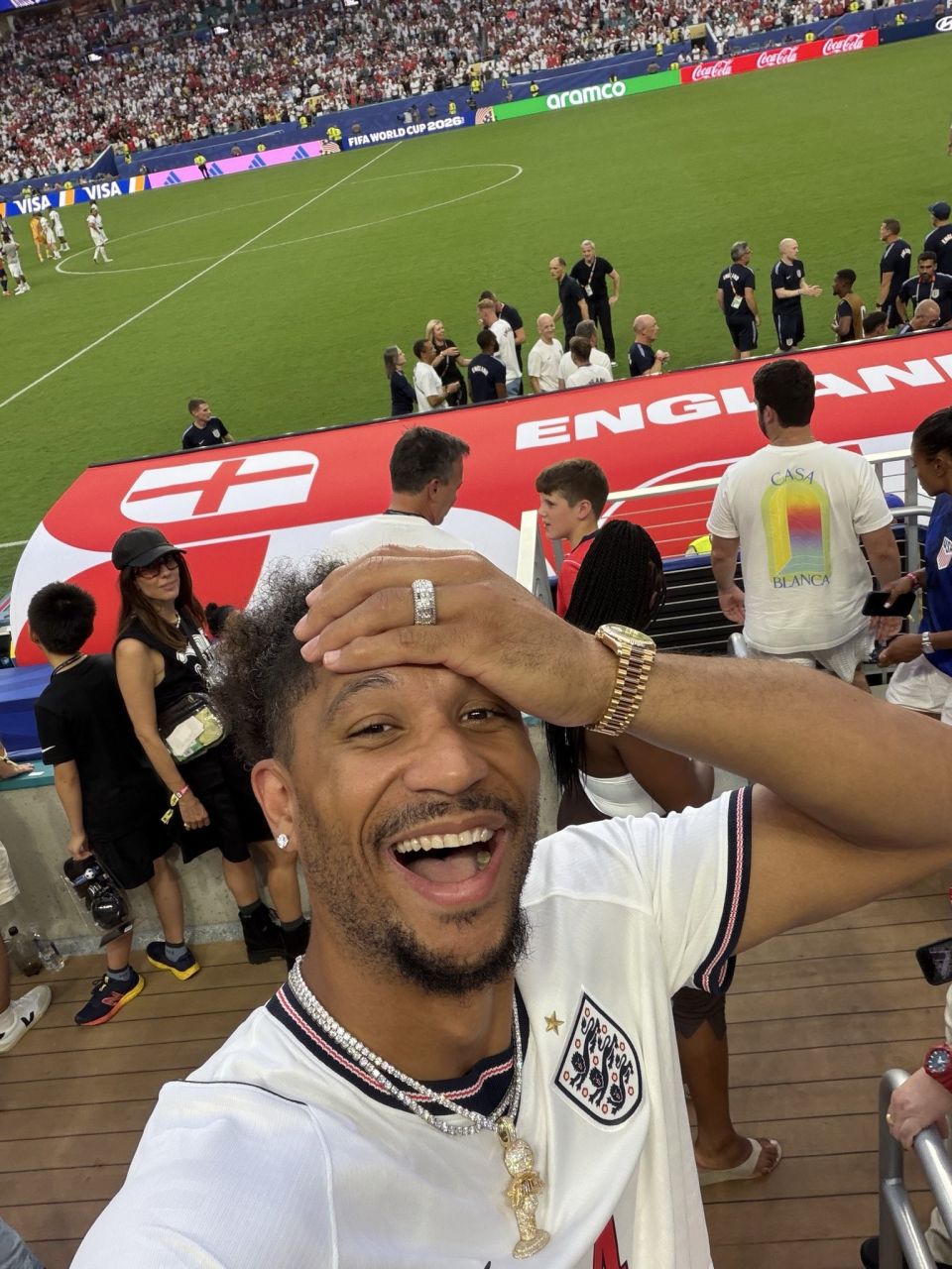Josh Hart com a camisa da seleção inglesa no estádio