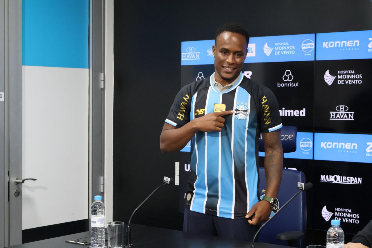 Jovane Cabral com a camisa 77 do Grêmio no CT Luiz Carvalho
