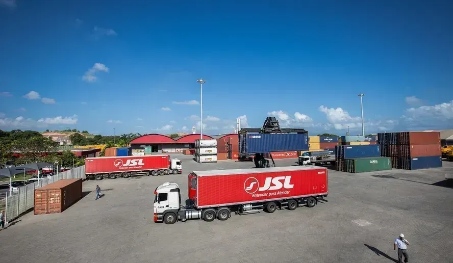 Frota de caminhões da JSL em operação