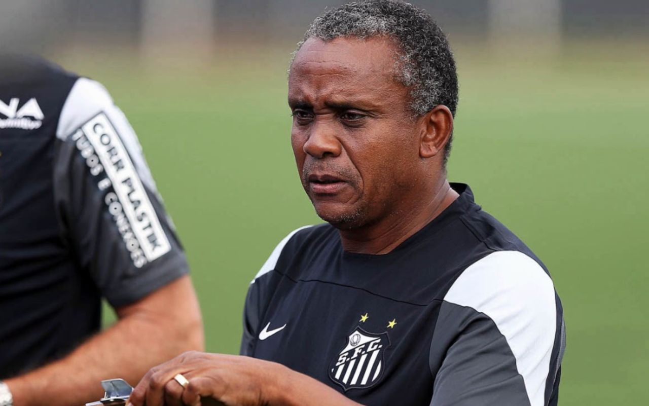 Juary posa com a camisa da Caldense
