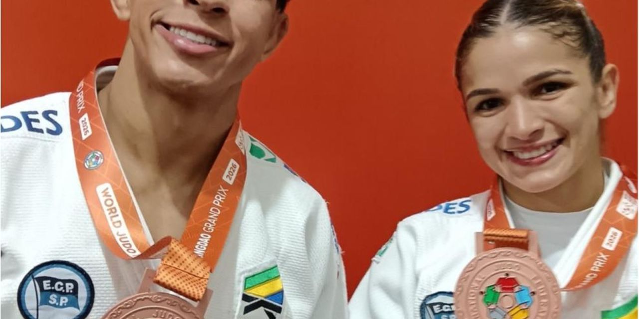 Larissa Pimenta celebra medalha de bronze no tatame