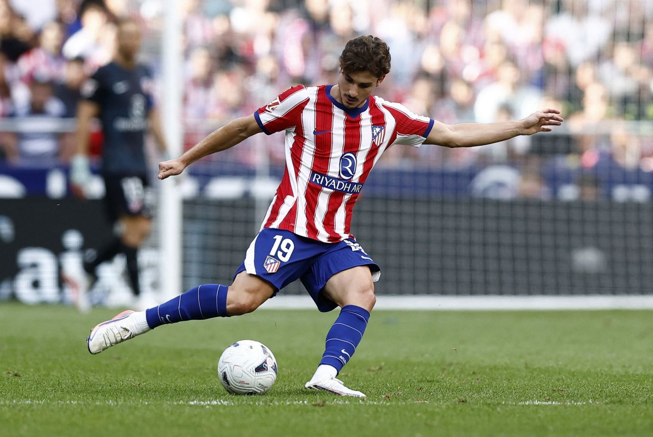 Julián Álvarez sentado no banco durante partida pelo Atlético de Madrid
