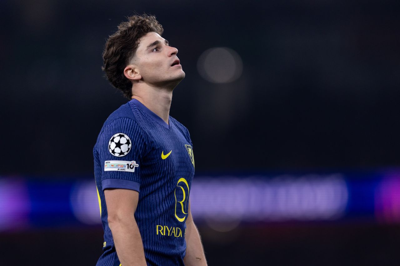 Julián Álvarez com a camisa do Atlético de Madrid em campo