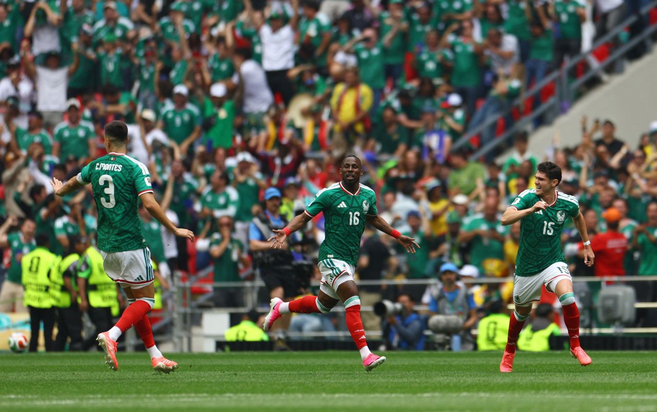 Julián Quiñones comemora após marcar contra a África do Sul