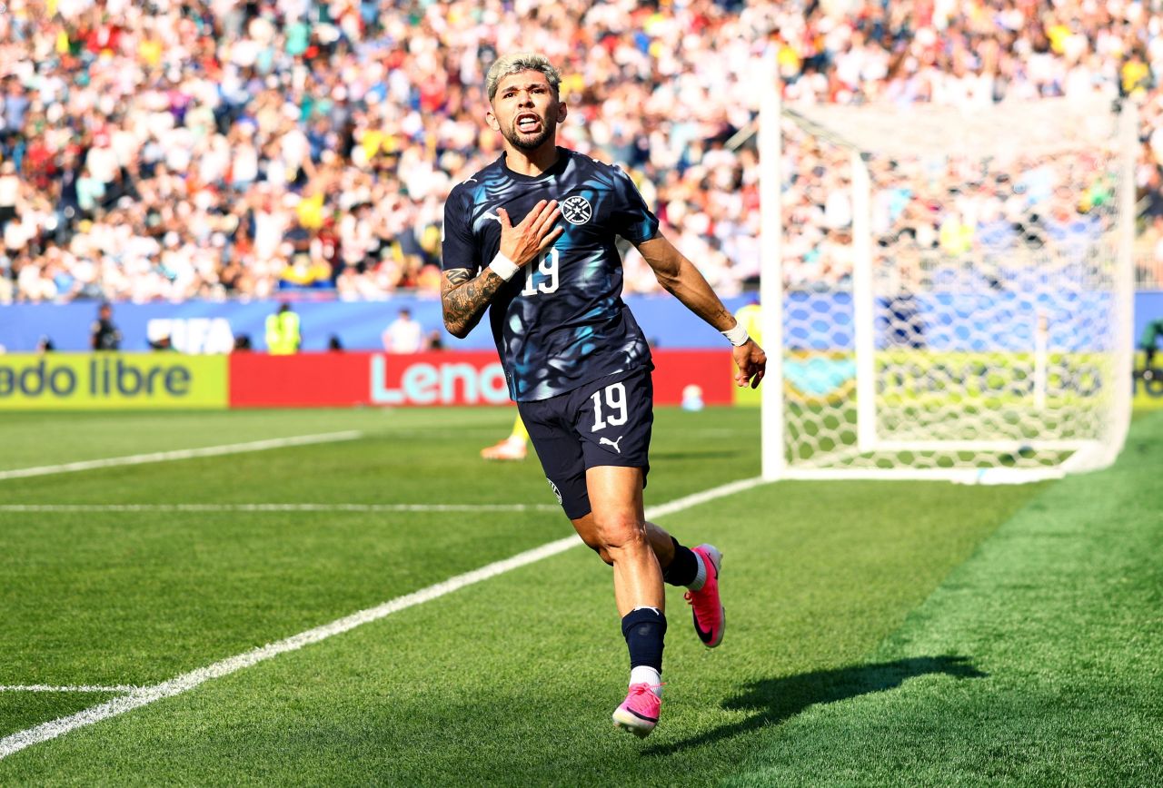 Julio Enciso comemorando gol contra a Alemanha