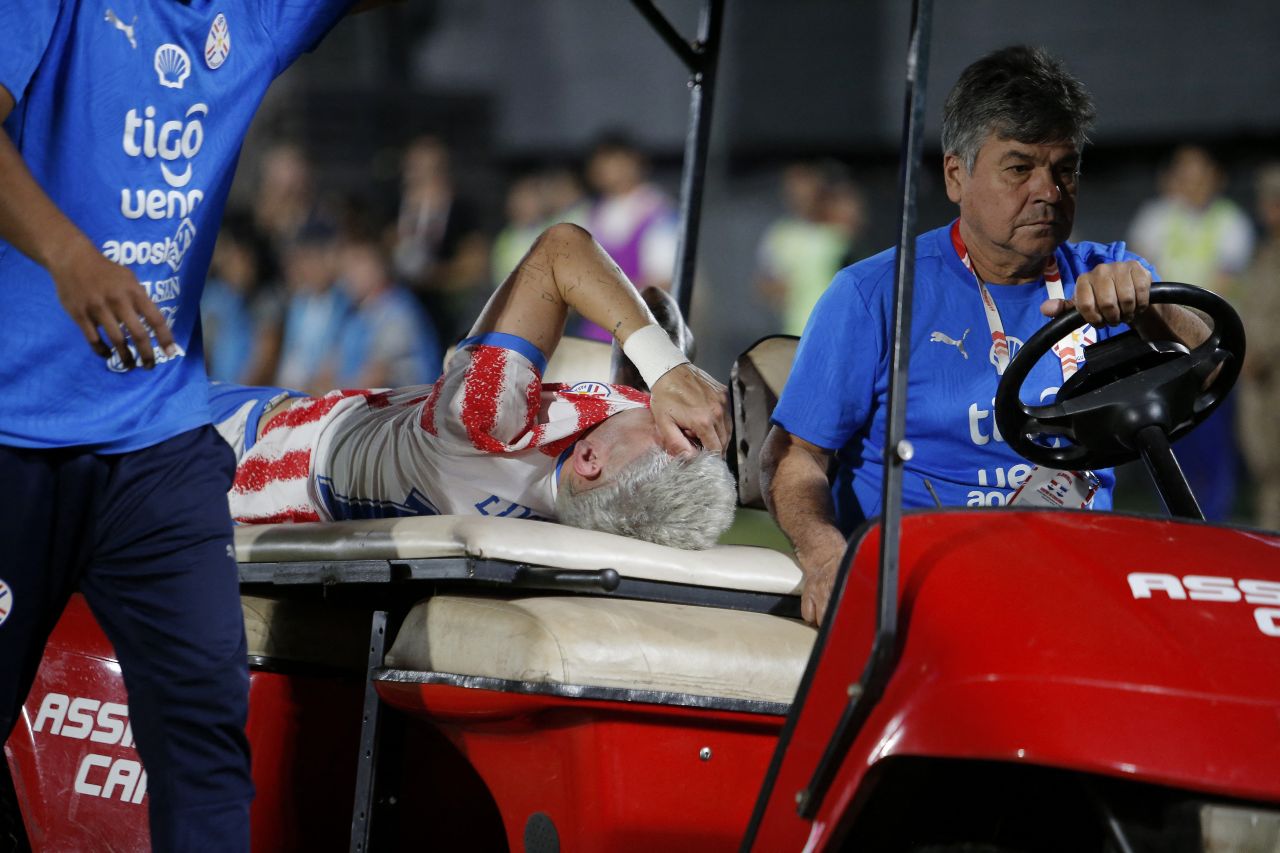 Júlio Enciso sendo retirado de maca após lesão