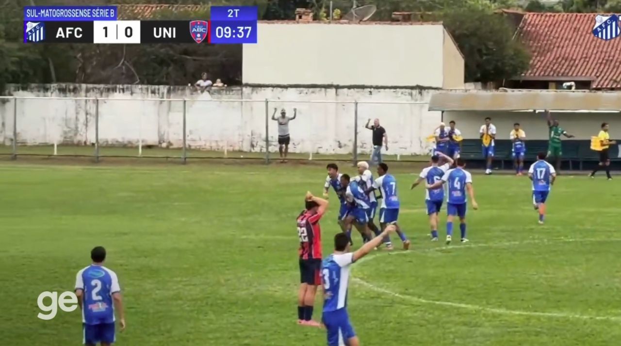 Juninho chutando do meio de campo
