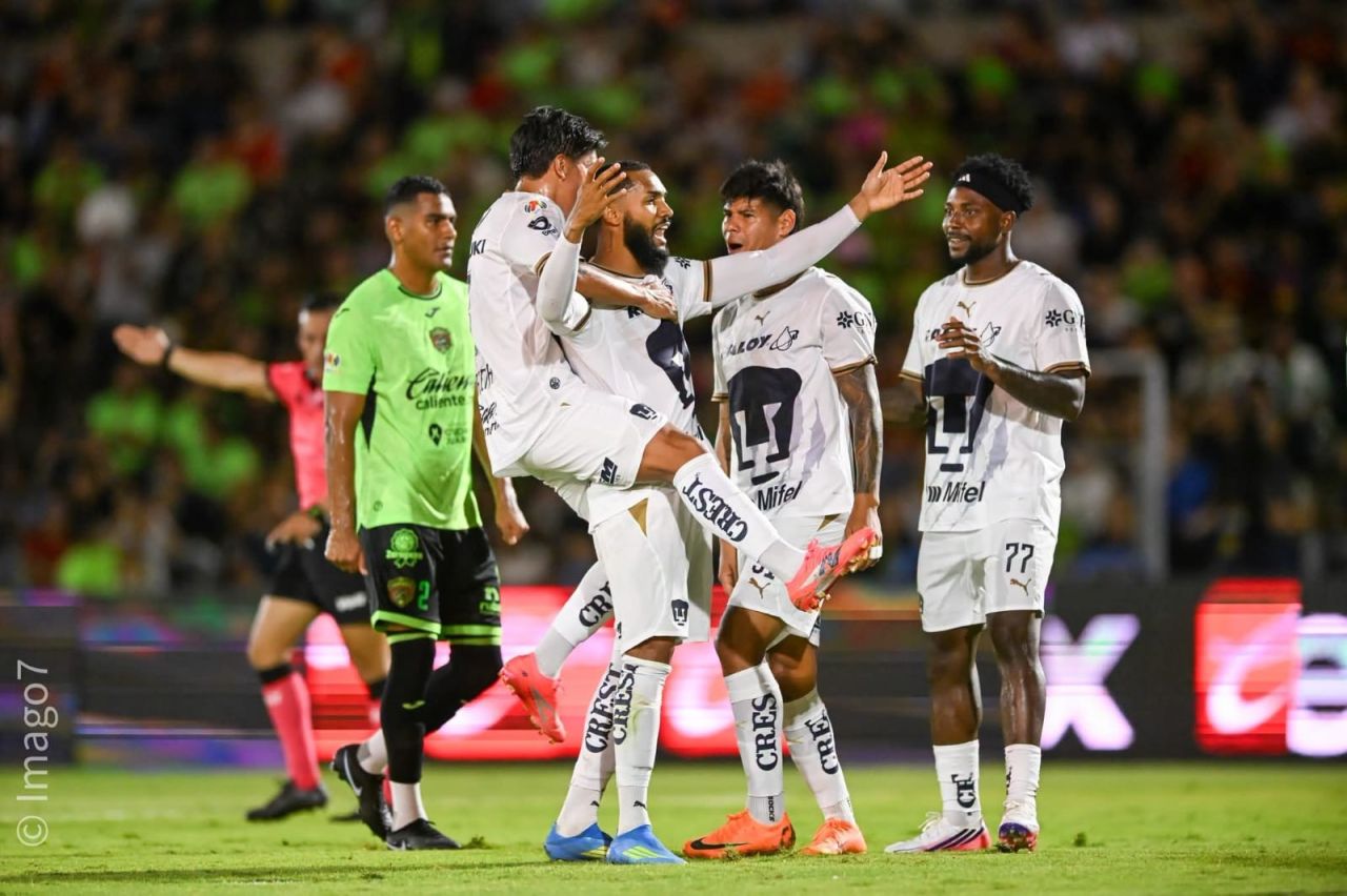 Juninho comemora após marcar gol pelo Pumas