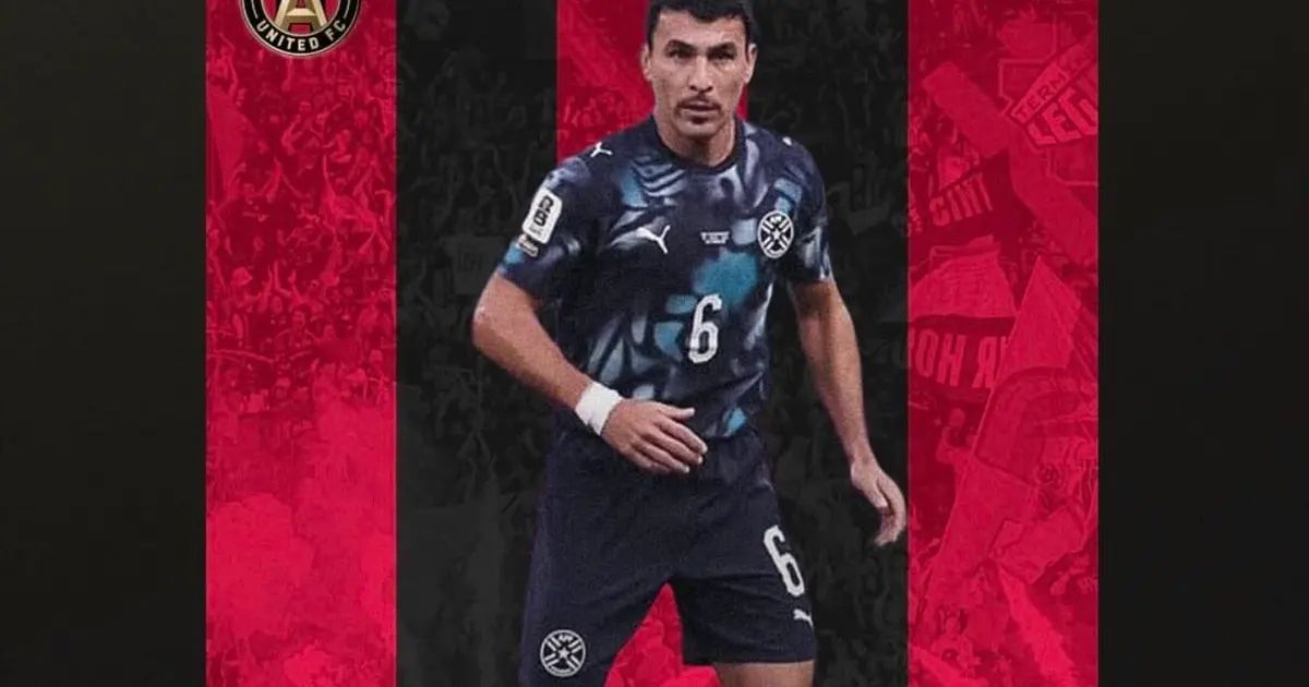 Júnior Alonso com a camisa do Atlético em comemoração
