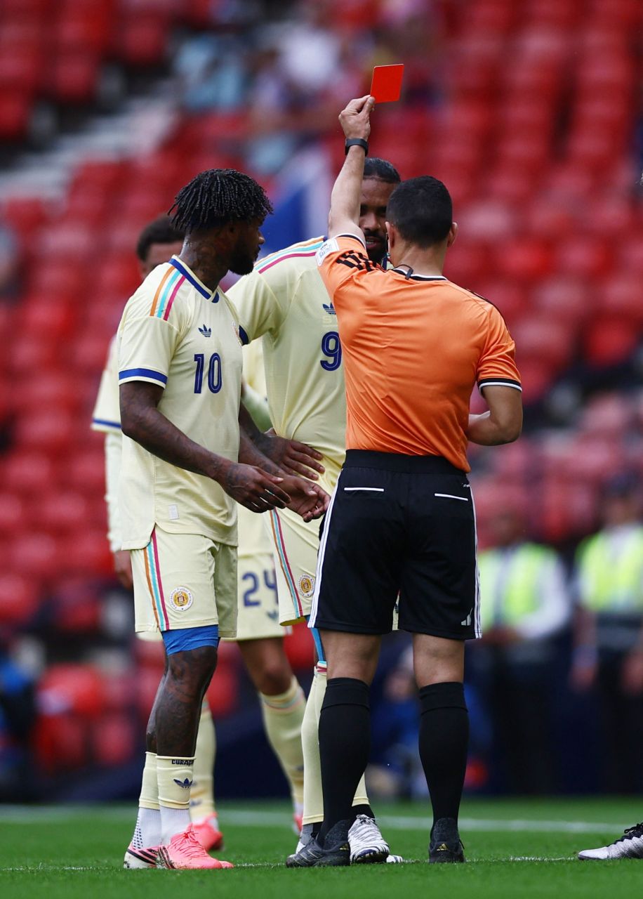Jürgen Locadia expulso no amistoso entre Escócia e Curaçao