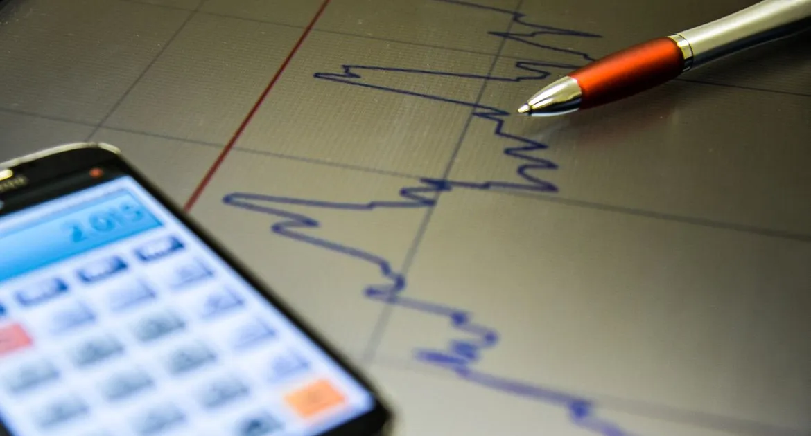 empresário analisando planilha financeira