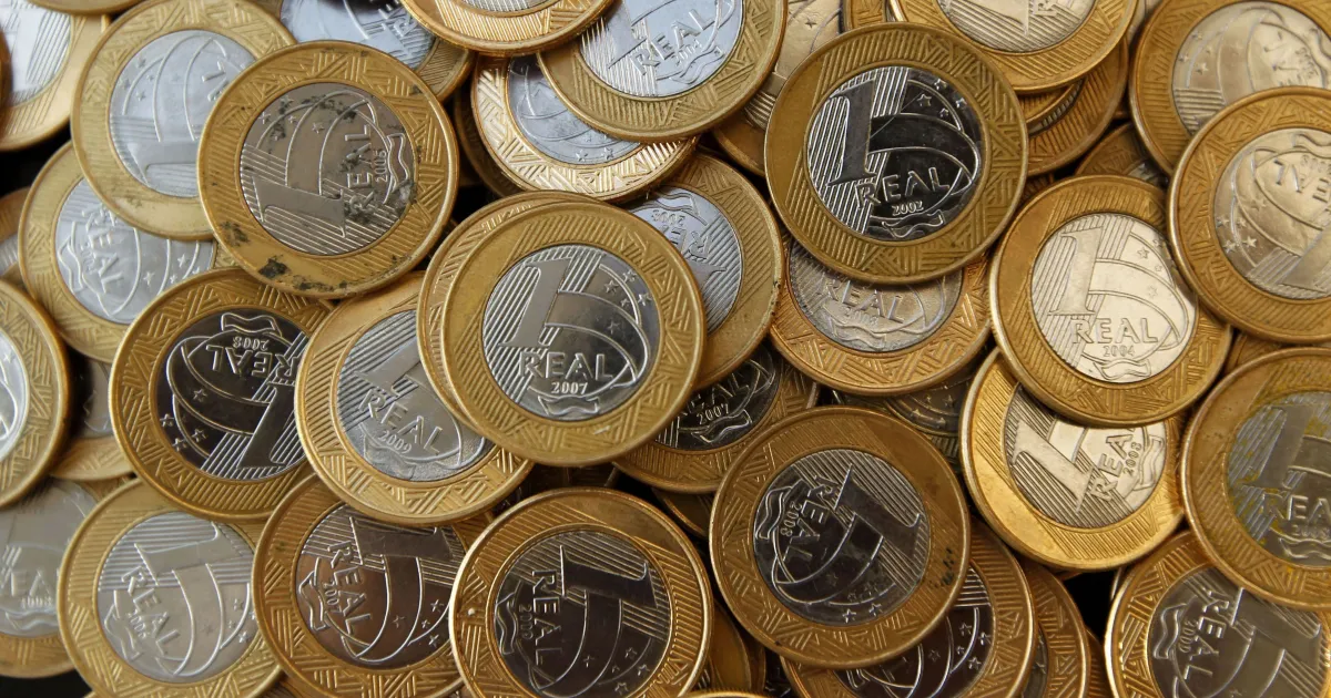 Consumidor segurando cartão de crédito