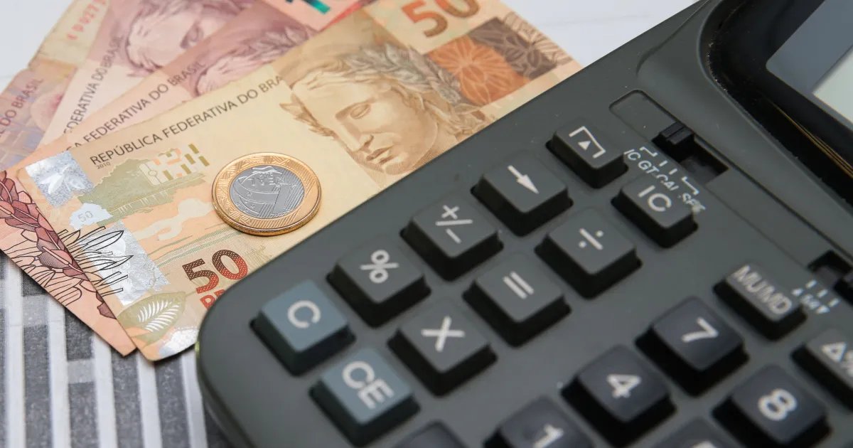 Pequeno empresário analisando despesas e planilhas