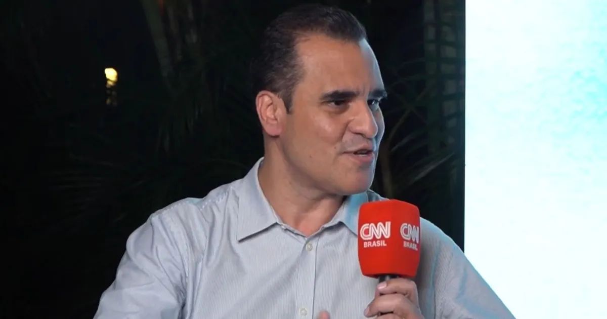 Carlos André, CFO do BMG, falando em evento