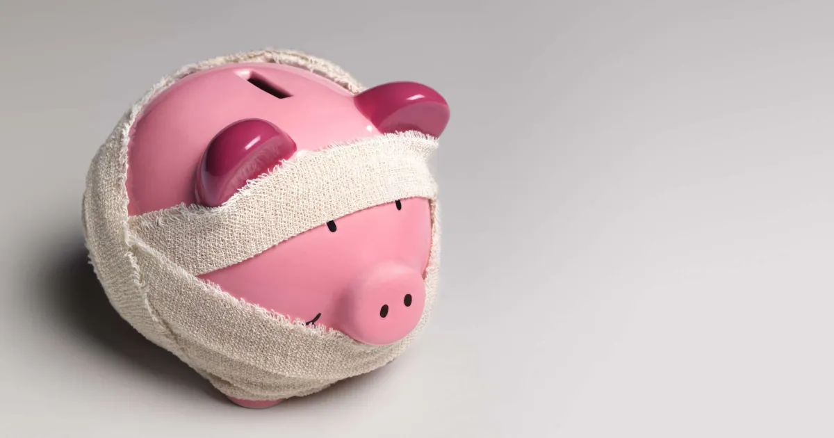 Pessoa conferindo contas e boletos