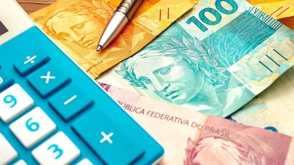 Cartão de crédito ao lado de calculadora