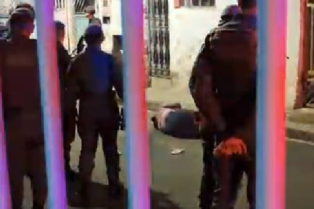 Viatura da Polícia Militar em via pública