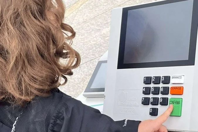 Eleitora com documento de medida protetiva em cartório eleitoral