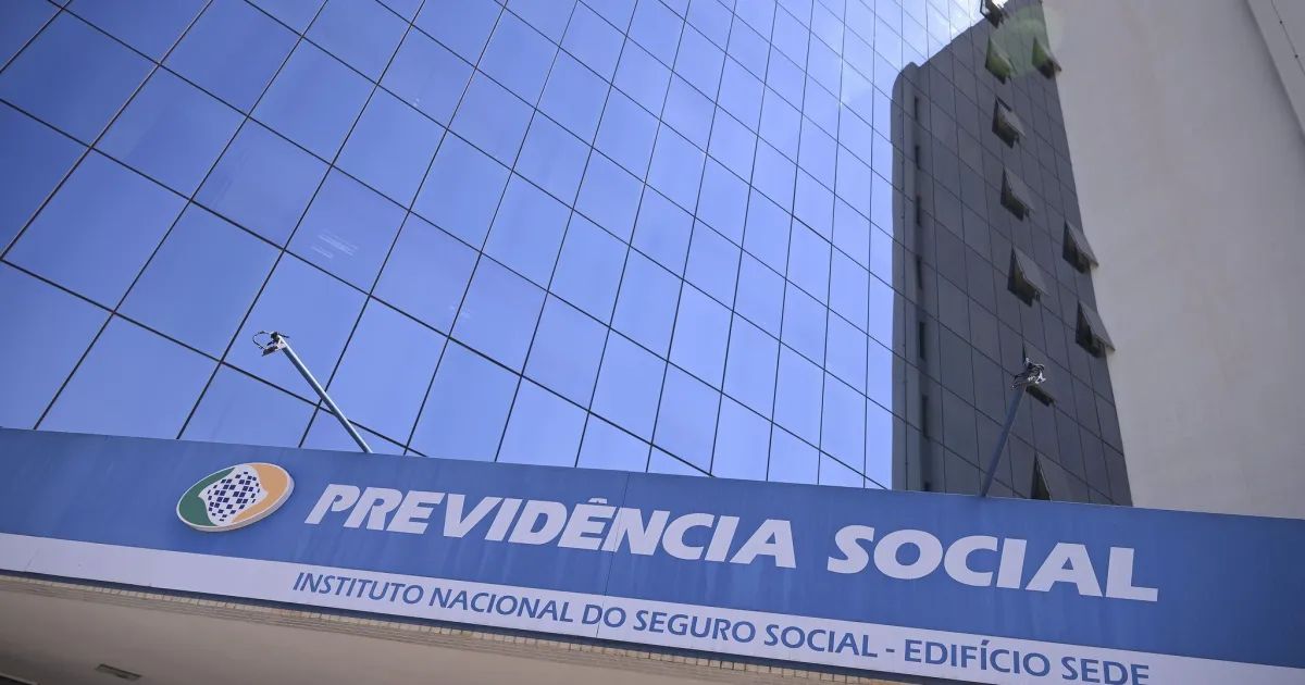 Documentos e cartão do INSS sobre mesa
