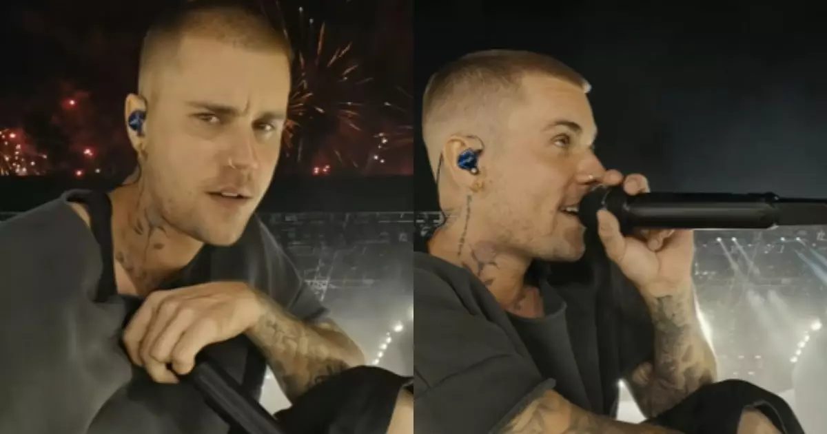 Justin Bieber sentado com laptop no palco do Coachella