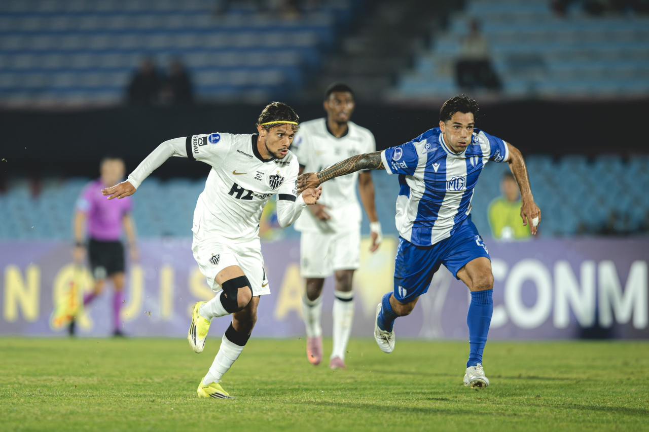 Jogadores do Atlético-MG em campo no Estádio Centenário