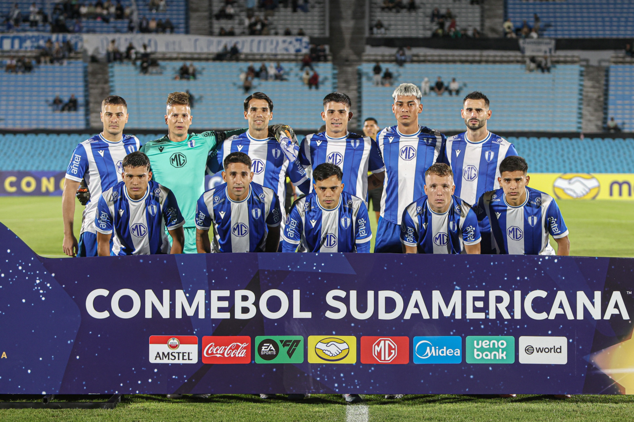 Jogadores do Juventud em campo durante partida