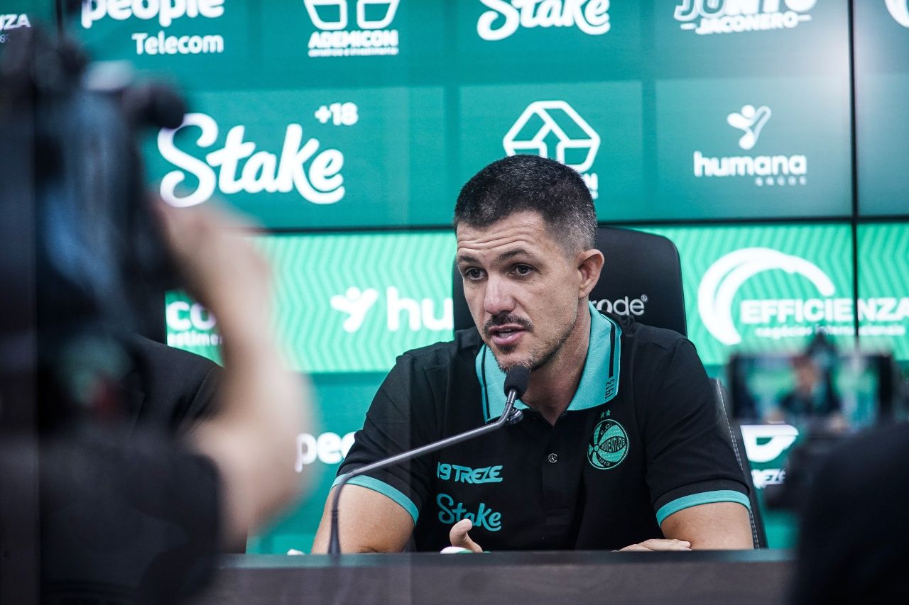 Técnico Maurício Barbieri reagindo no banco durante partida