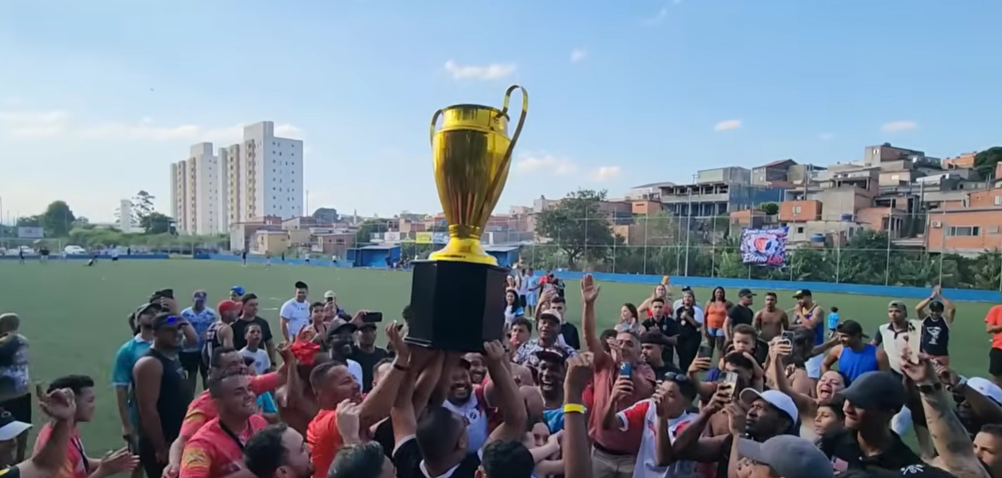 Juventude celebra a vitória na final da Copa Jardim Oliveira contra o ALKAYDA